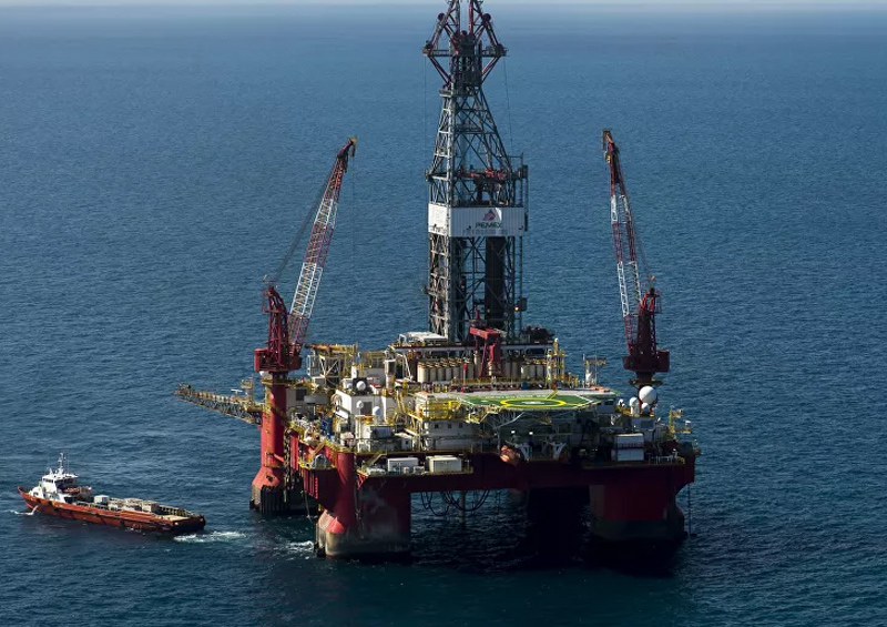 Derrumbe de precios del petróleo desafía al sector energético mexicano